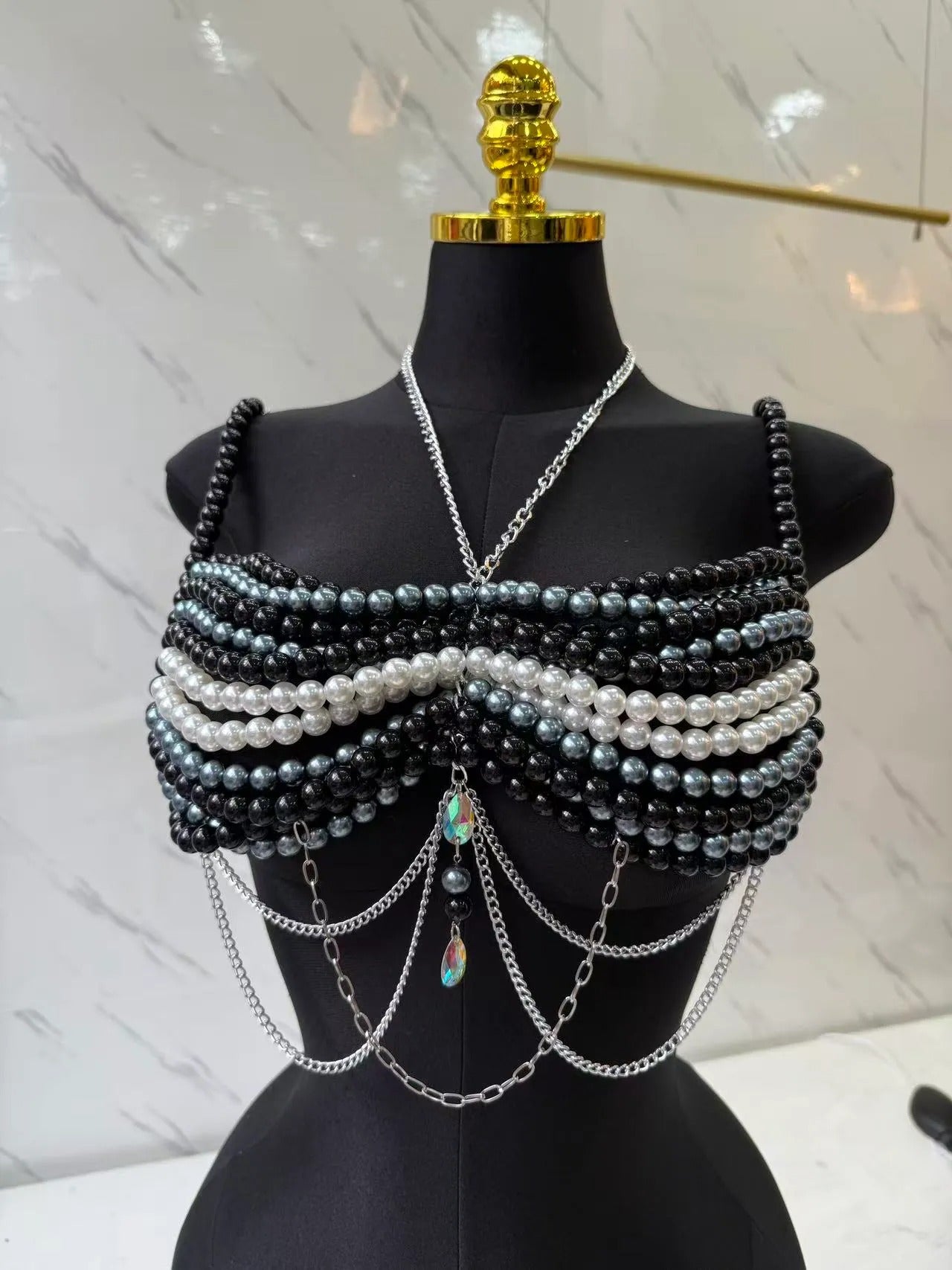 Top Bralette Pérolas em Dois Tons com Correntes Pendentes