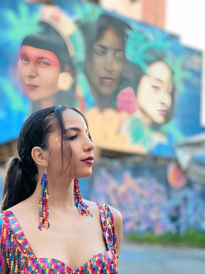 Brinco de paetê colorido escuro