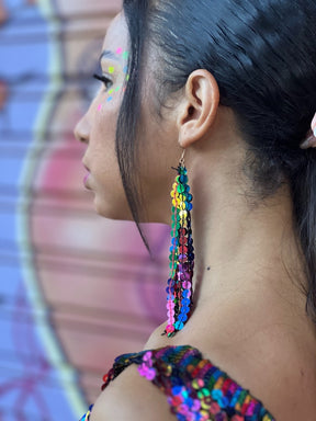 Brinco de paetê colorido escuro